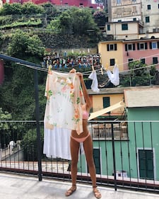 Emily Ratajkowski hot, lato b esplosivo a Positano 8