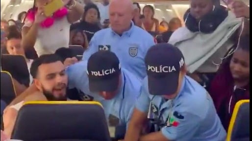 Ryanair, passeggero aggredisce l'hostess e viene fatto scendere