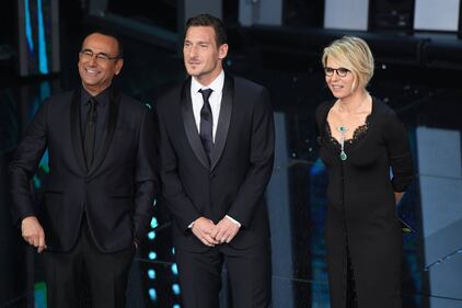Sanremo 2017, Maria De Filippi e il bacio agli ospiti 5