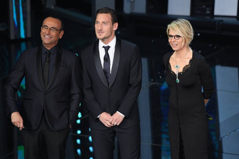 Sanremo 2017, Maria De Filippi e il bacio agli ospiti 5