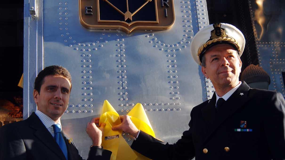 Il fiocco giallo per i marò scatena la rissa