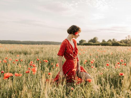 Moda, le fantasie dell'estate 2025 che ringiovaniscono: come indossare righe, pois o animalier