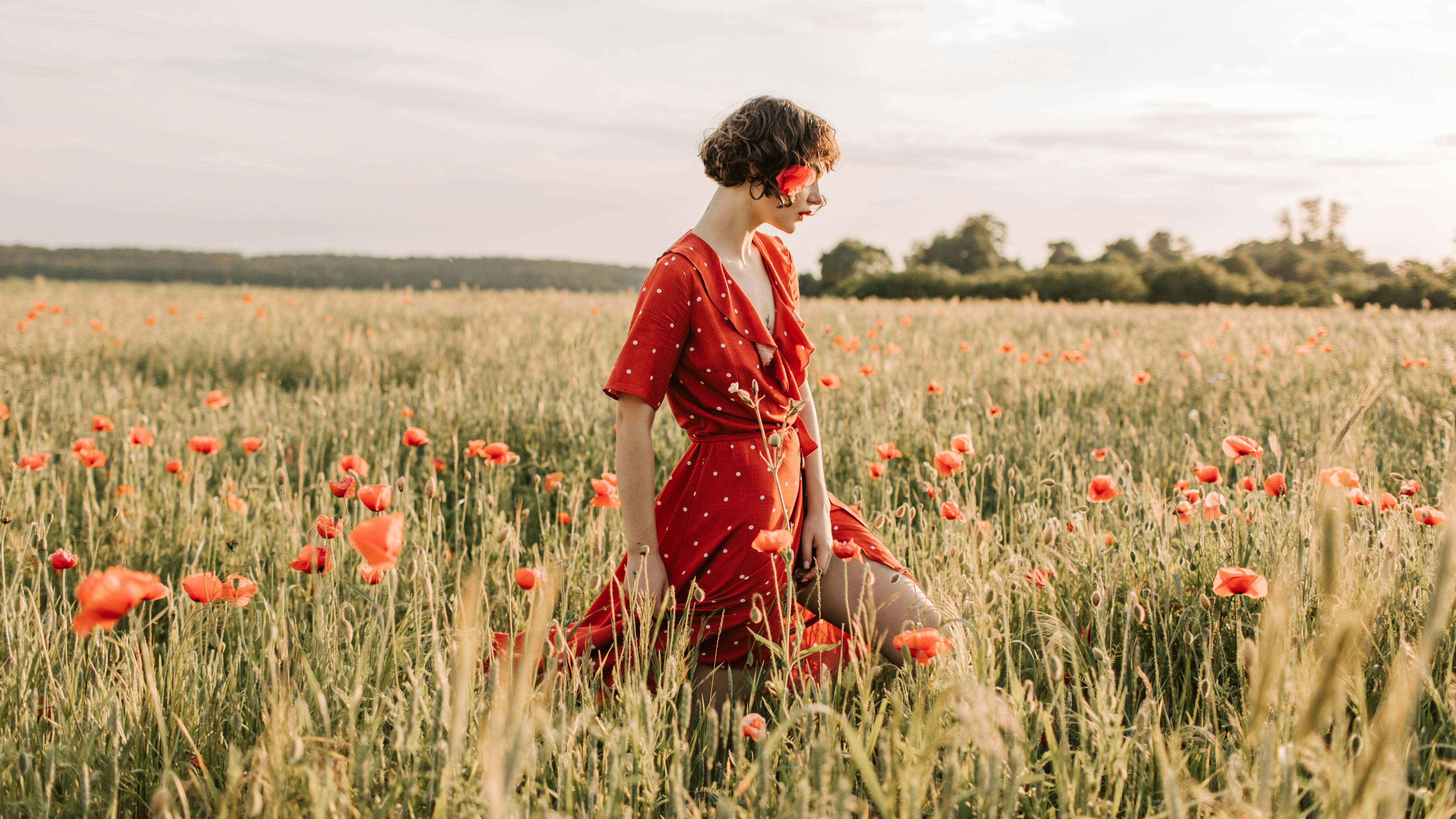 Moda, le fantasie dell'estate 2025 che ringiovaniscono: come indossare righe, pois o animalier