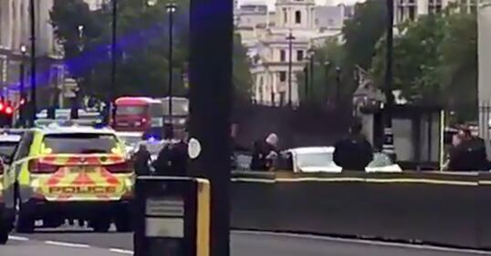 Londra, auto contro il parlamento 6