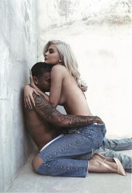 Kylie Jenner sexy in piscina 7