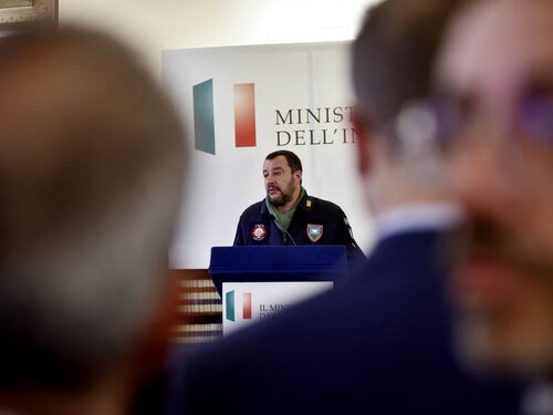 Migranti, i grillini ribelli contro Salvini: "Possibile adire alle Corti Ue"