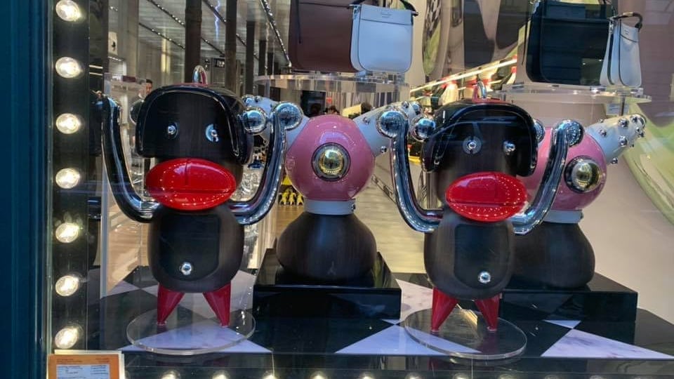 Accuse a Prada: "Nel negozio pupazzi razzisti" Subito rimossi