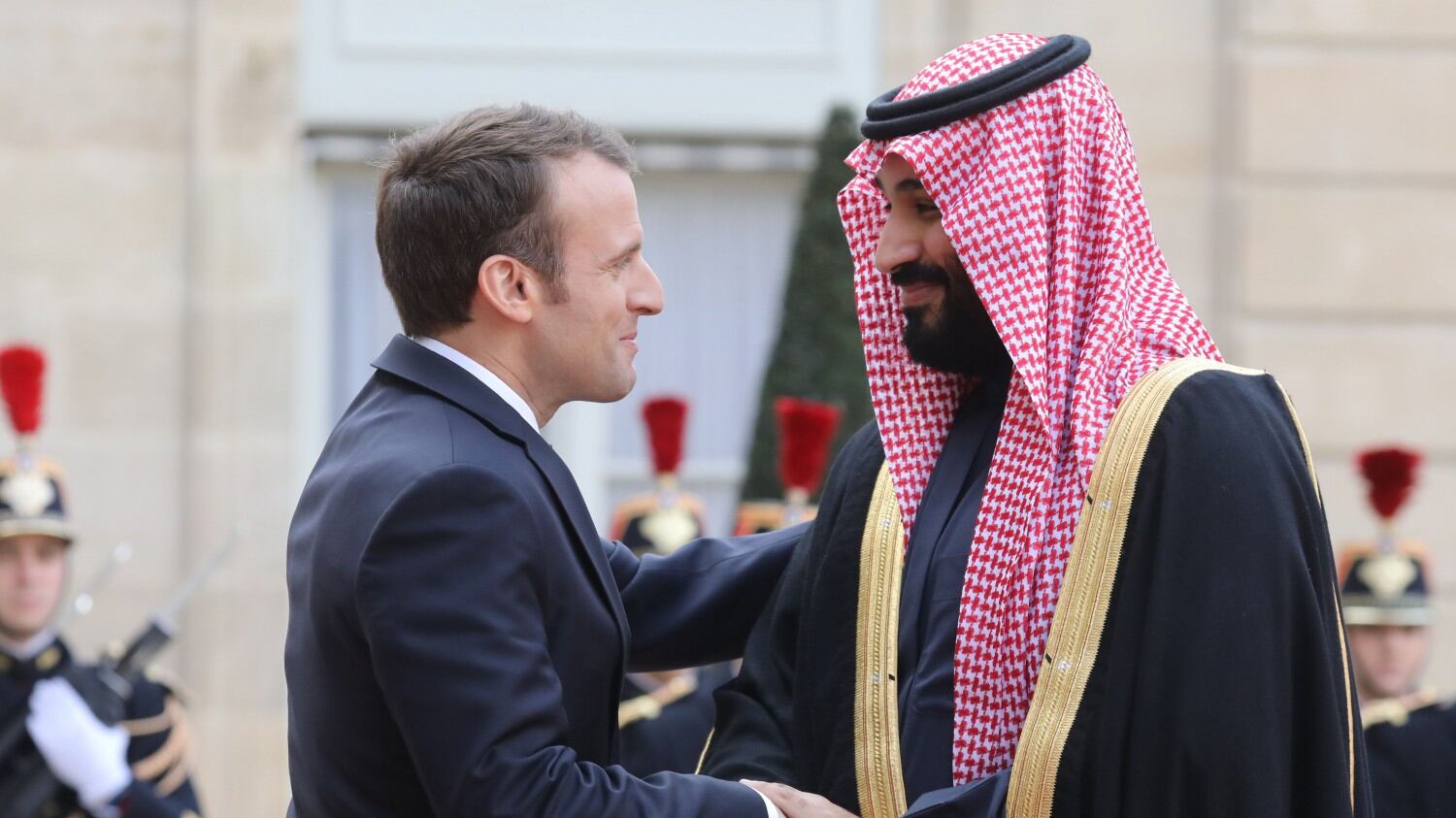 Armi chimiche, Macron duro: "La Russia complice di Assad"