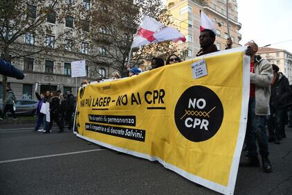 Milano, scende in piazza il corteo contro la chiusura del centro di via Corelli e il decreto Salvini 2