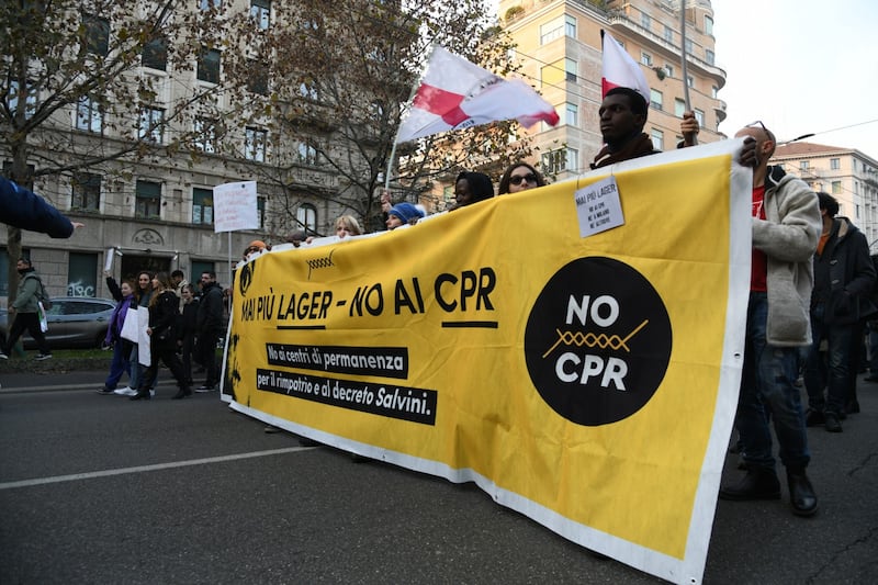 Milano, scende in piazza il corteo contro la chiusura del centro di via Corelli e il decreto Salvini 2
