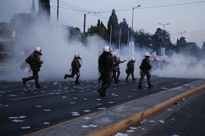 Grecia, scontri davanti al parlamento 16