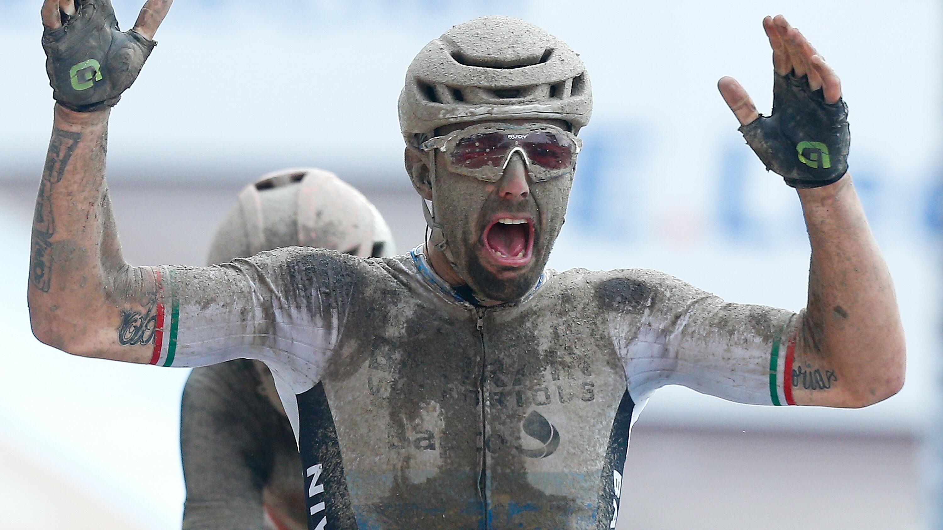 Colbrelli, un campione anche di stile, Dal pugno in faccia alla carezza a Moscon