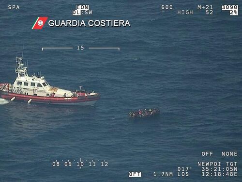 Il barcone con 400 migranti, le 21 mail e la Sar maltese: cosa succede nel Mediterraneo