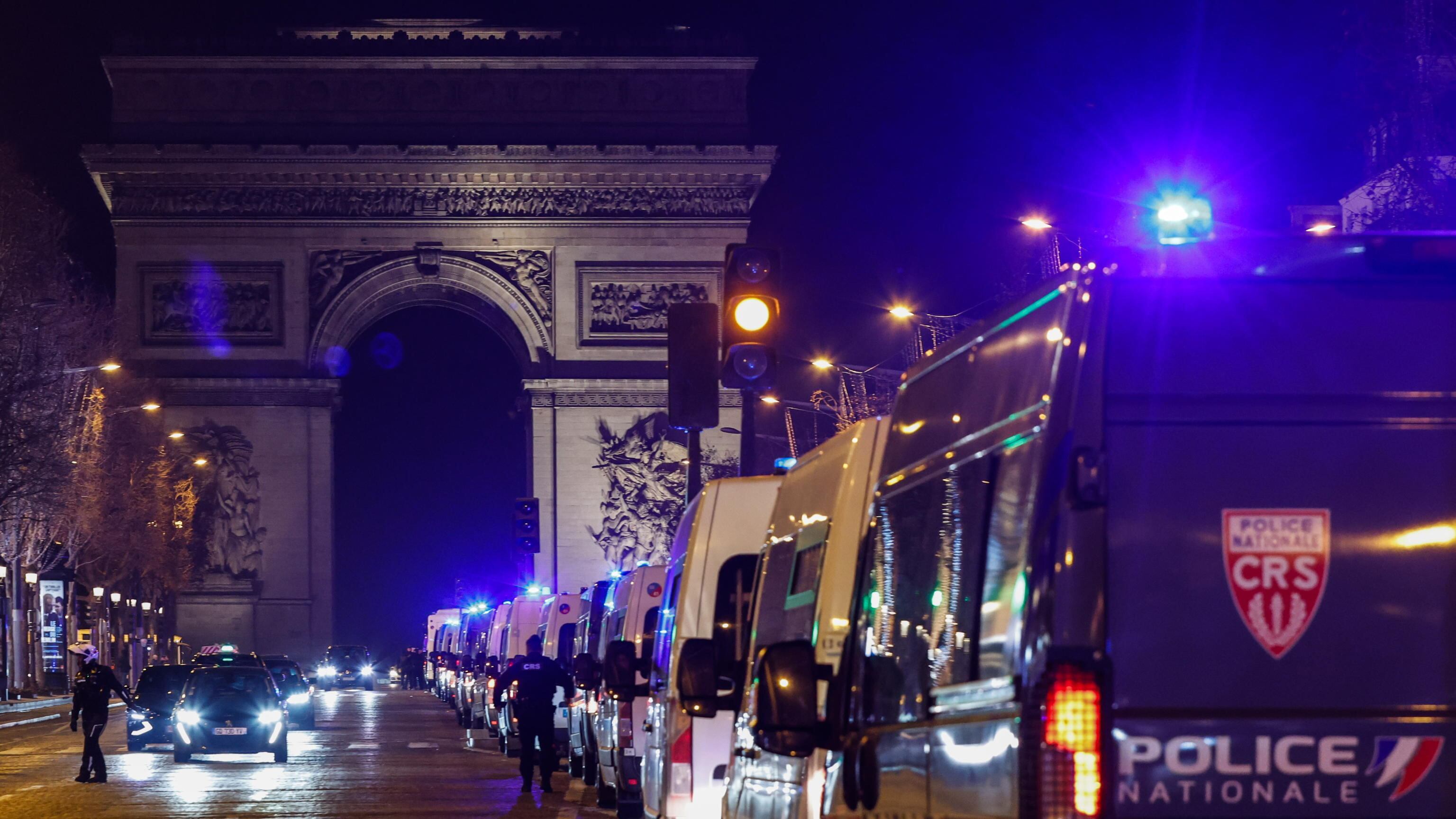 Francia, gendarme aggredito all'Arco di Trionfo: ucciso l’attentatore. Ipotesi terrorismo