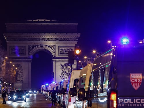 Francia, gendarme aggredito all'Arco di Trionfo: ucciso l’attentatore. Ipotesi terrorismo