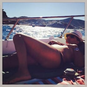 Camila Raznovich: topless sexy in barca 2