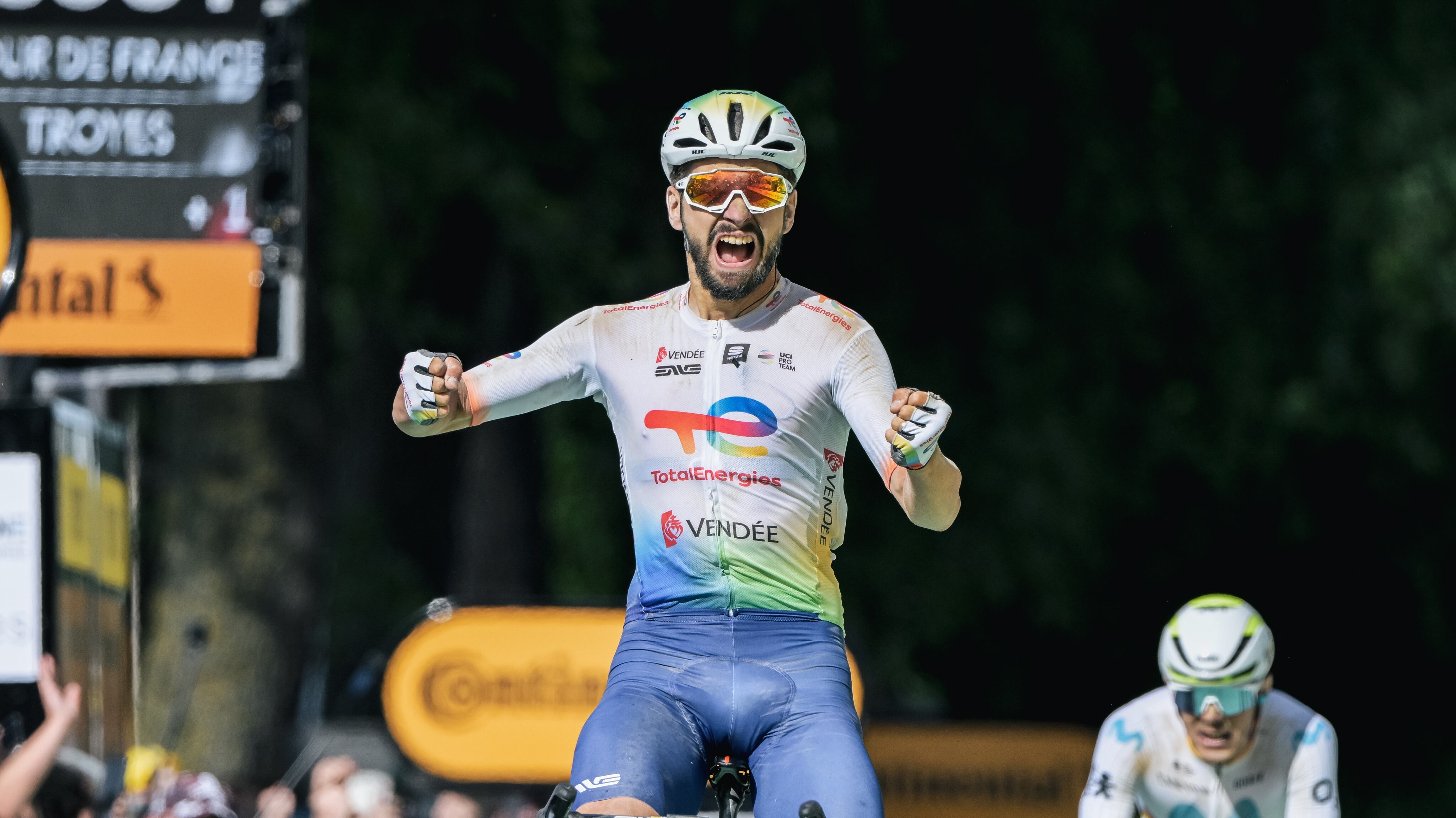 Tour, spettacolo sulle strade bianche: Pogacar attacca ma in volata vince Turgis