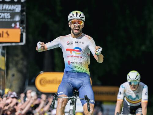 Tour, spettacolo sulle strade bianche: Pogacar attacca ma in volata vince Turgis