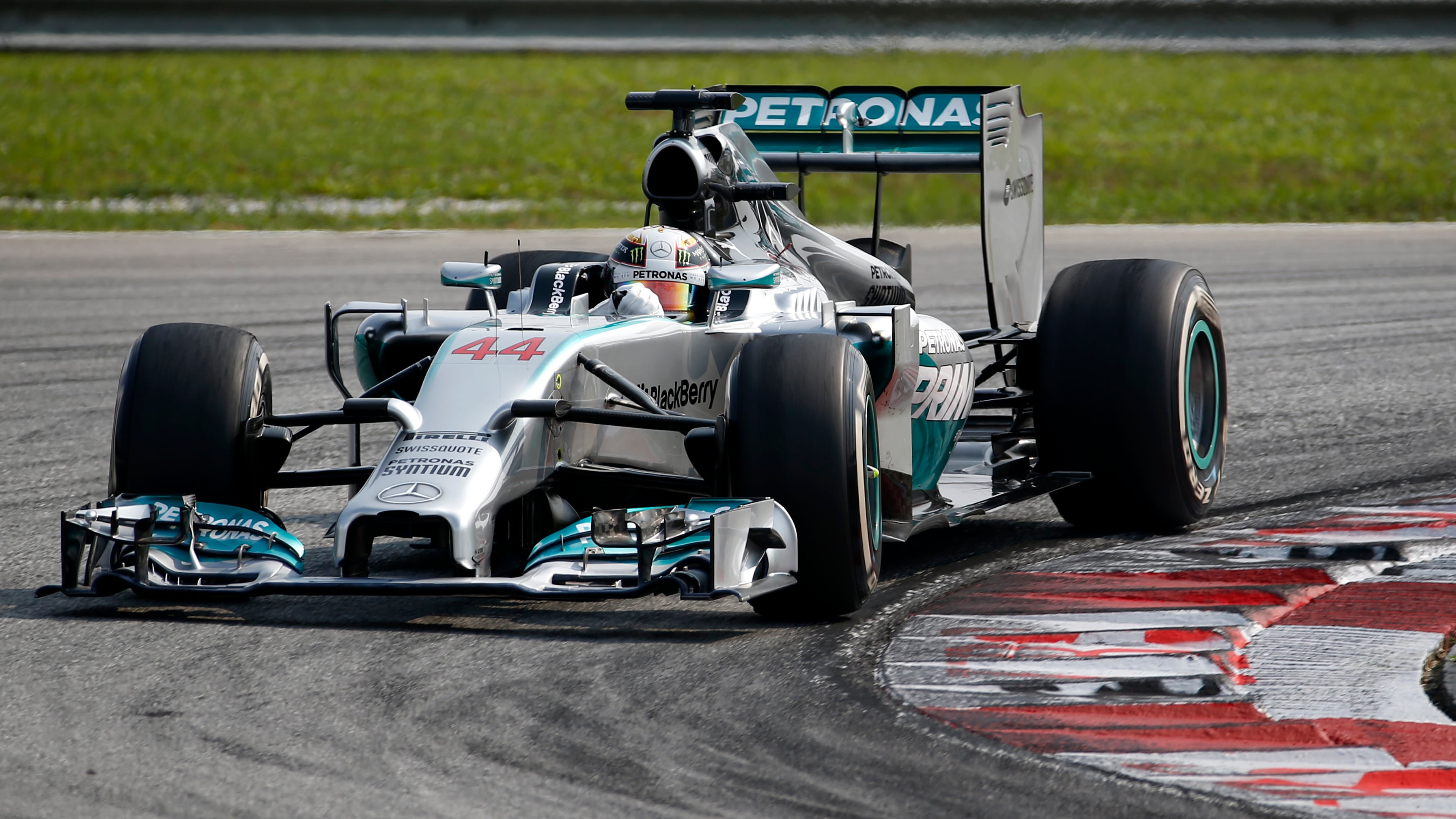 Gp Cina: domina Hamilton, ma la Ferrari è terza