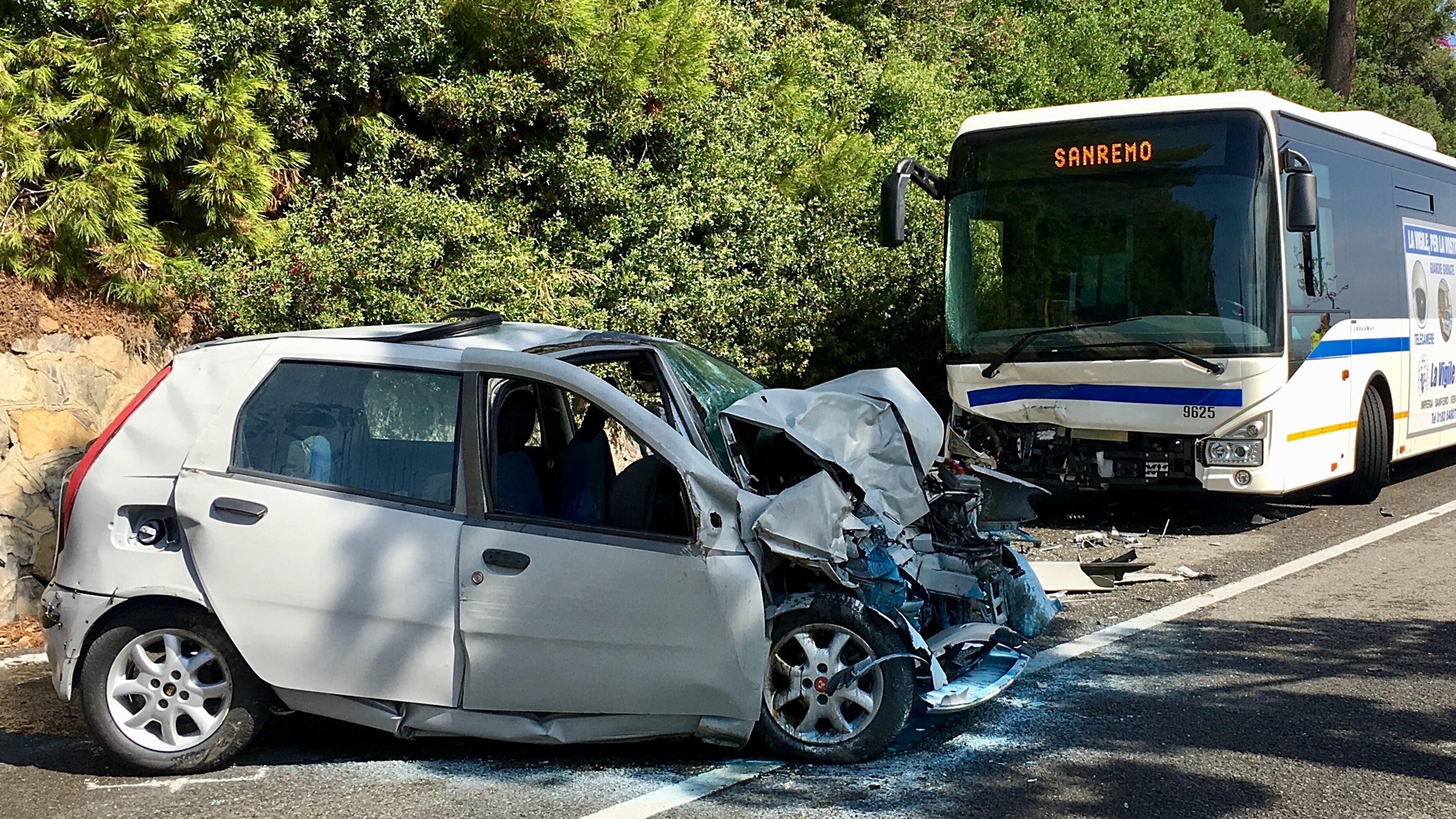 Imperia, schianto frontale tra auto e corriera: un morto e otto feriti