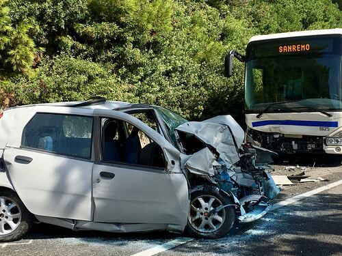 Imperia, schianto frontale tra auto e corriera: un morto e otto feriti