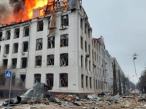 "Usate bombe a grappolo. Morti 2mila civili ucraini". Kherson è caduta. Kharkiv colpita dai razzi. "Mosca vuole cancellarci"