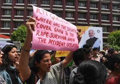 La violenza contro le donne scatena la protesta in India 6