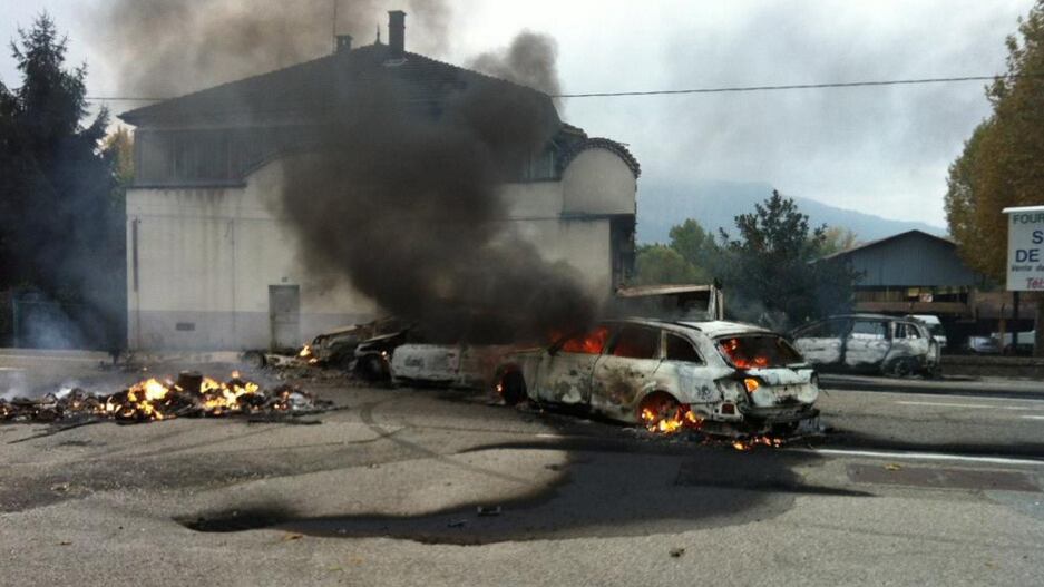 Nomadi in rivolta devastano una città francese