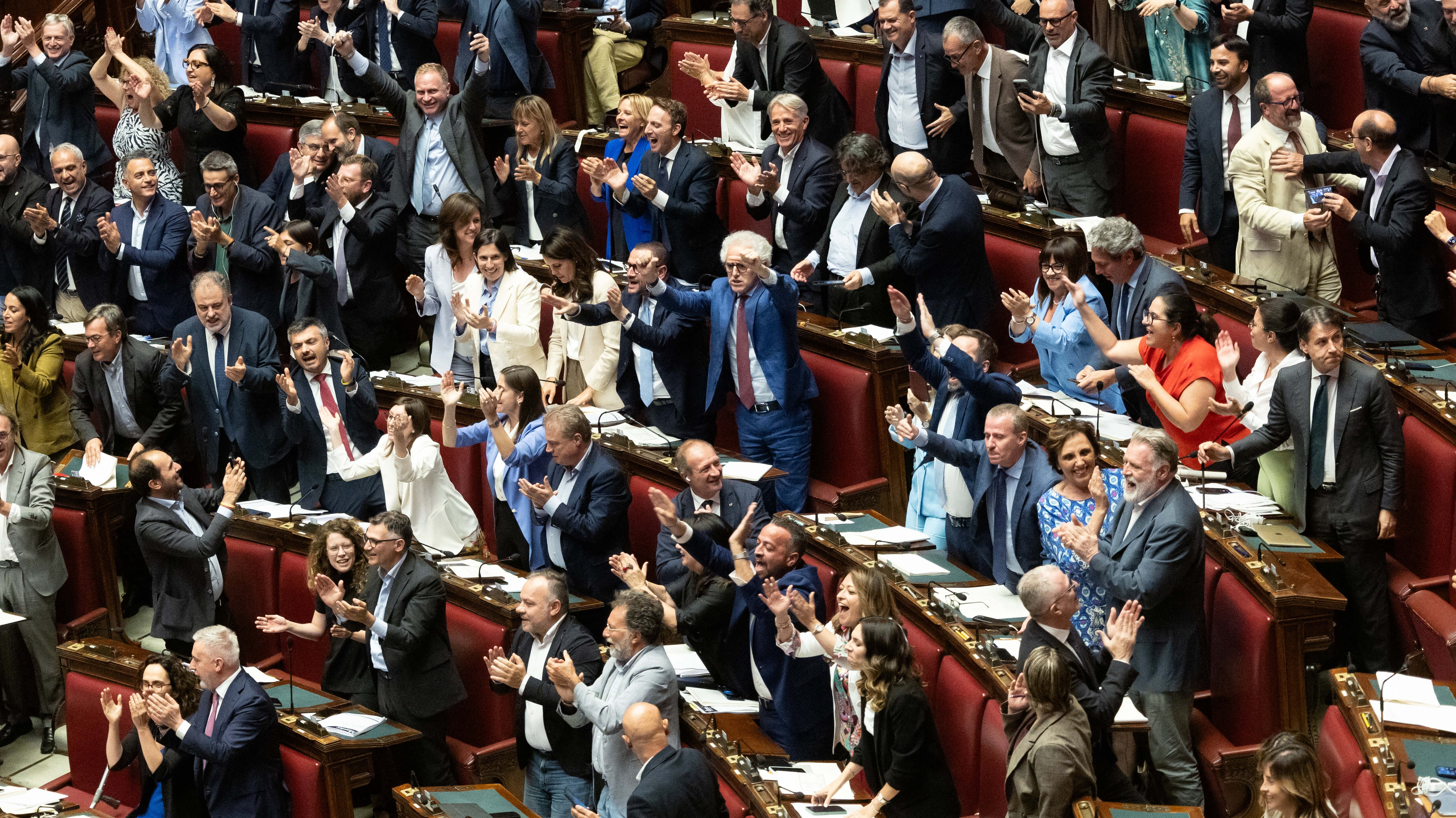 Il governo va sotto per un voto. Blitz per stoppare le preferenze