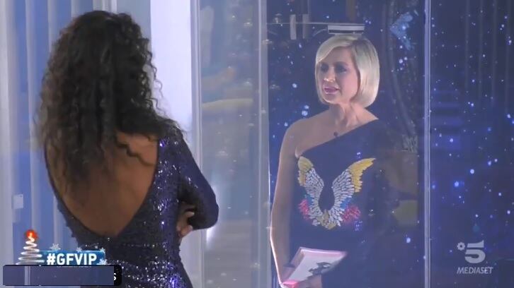 Il web contro Antonella Elia: "Hai fatto body shaming contro Samantha De Grenet"
