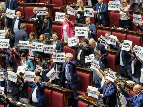 Passa il dl Sicurezza, bagarre in Aula
