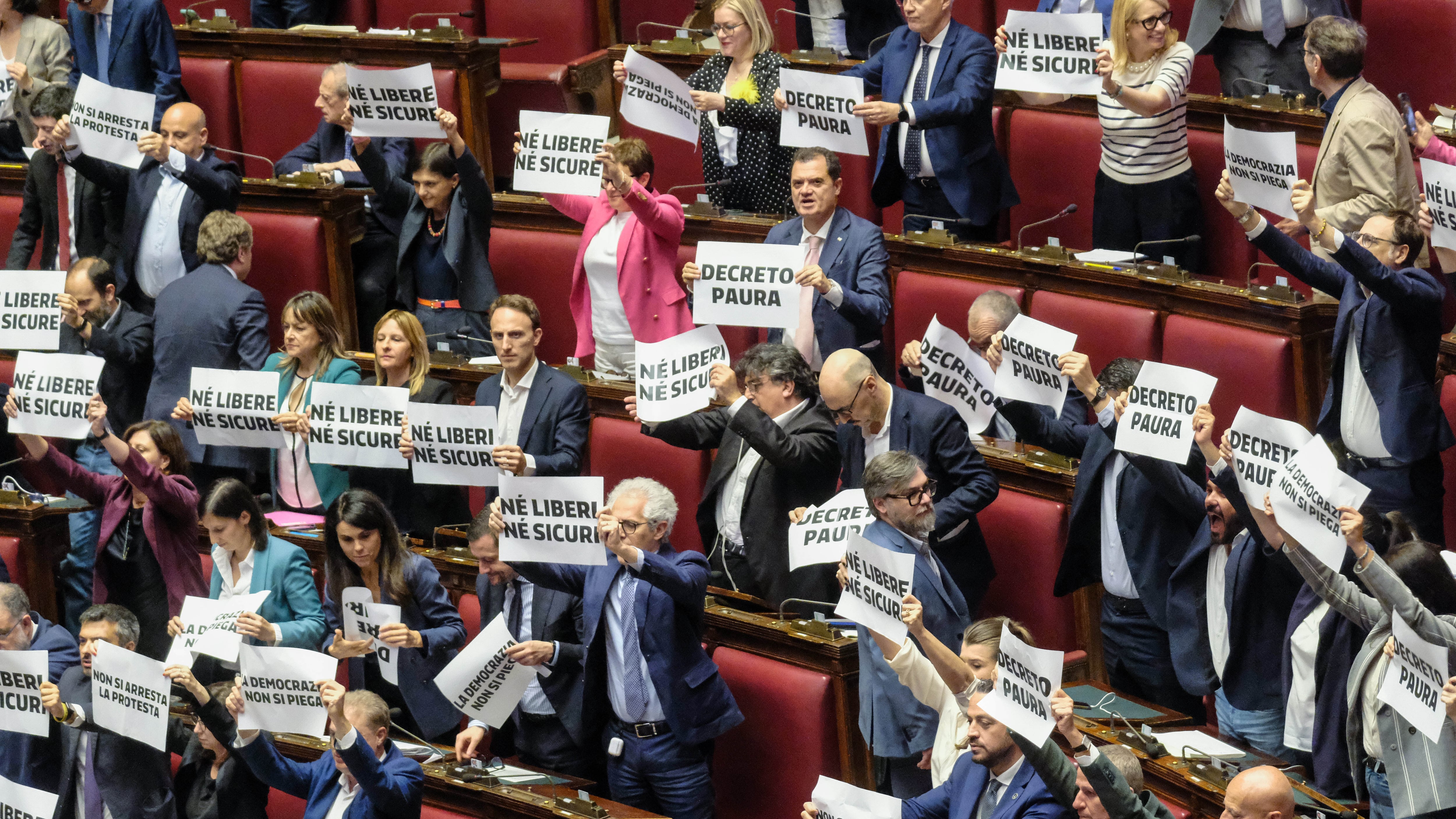 Passa il dl Sicurezza, bagarre in Aula