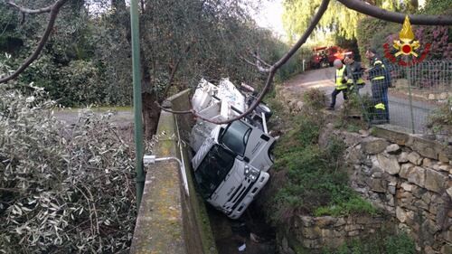 Camion nettezza urbana si ribalta nel torrente a Sanremo 9