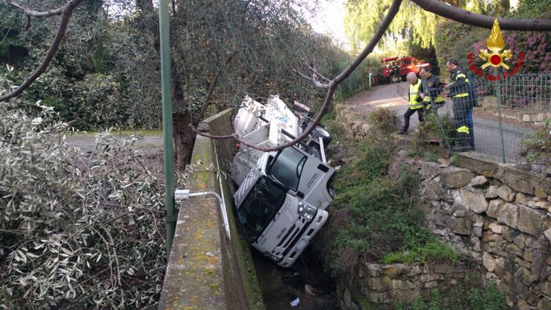 Camion nettezza urbana si ribalta nel torrente a Sanremo 9
