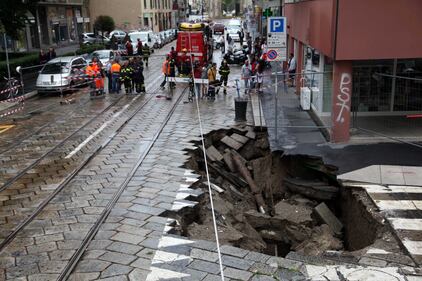 Maltempo a Milano: voragine da 12 metri in centro 6