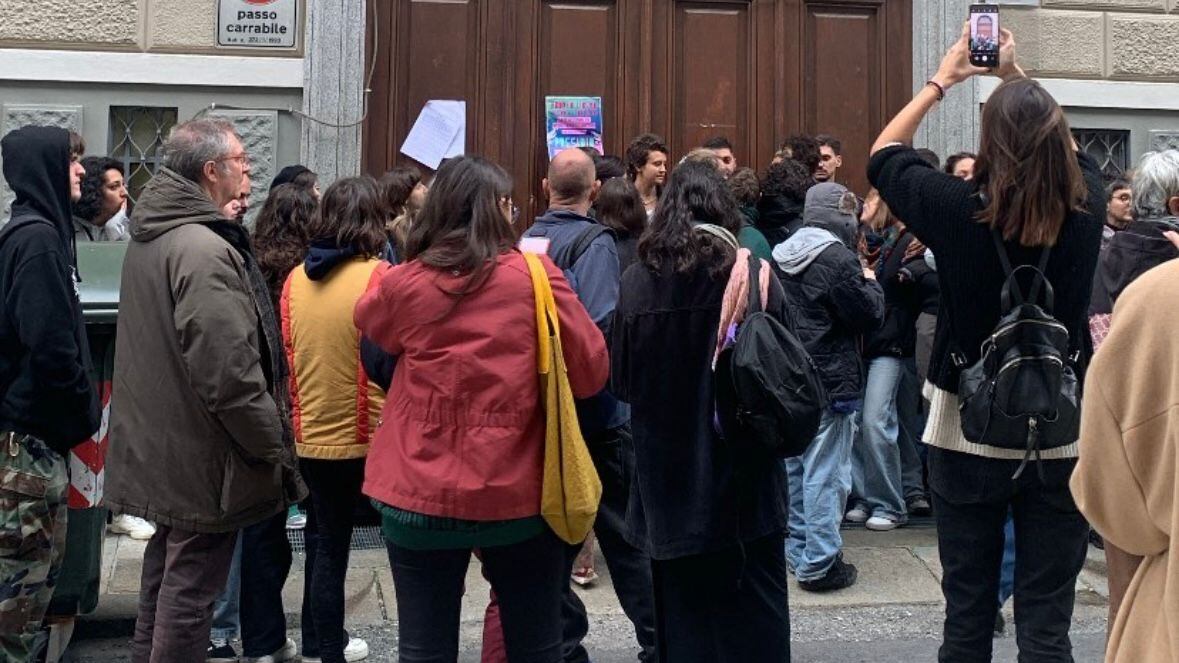 Convegno sulla maternità a Torino, l'odio di femministe e centri sociali: minacce di morte e violenza