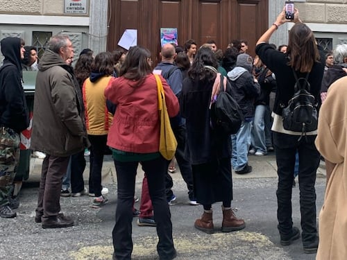 Convegno sulla maternità a Torino, l'odio di femministe e centri sociali: minacce di morte e violenza