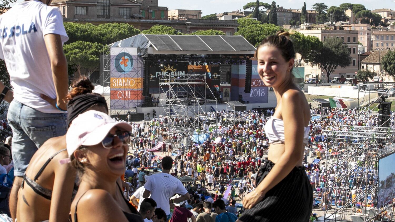 Il Papa incontra i giovani: in migliaia all'incontro al Circo Massimo
