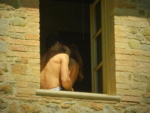 Belen Rodriguez a seno nudo con Iannone: ecco cosa si nasconde dietro la foto