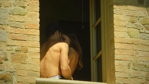 Belen Rodriguez a seno nudo con Iannone: ecco cosa si nasconde dietro la foto