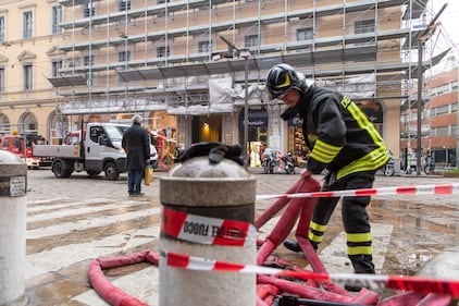 Palazzo in fiamme nel centro storico di Milano 6