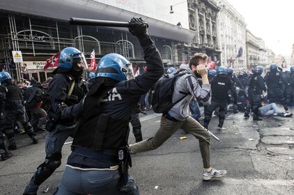 Scontri e cariche a Roma 12