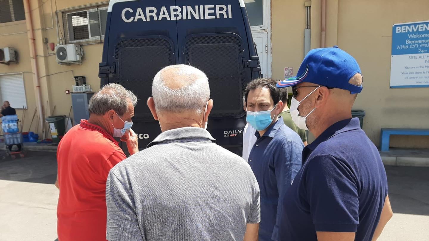 28 migranti via dall'hotspot. Terrore a Ragusa: 9 positivi