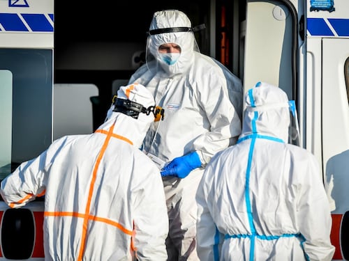 I medici: ospedali ancora sovraccarichi. Se si allenta ora ci sarà la terza ondata