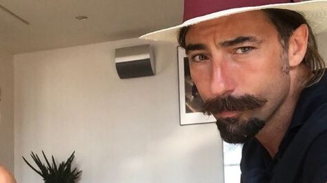 Vittorio Brumotti salva un cane abbandonato su un terrazzo con l'aiuto dei pompieri