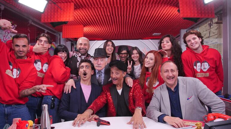 "È abusivo". Bufera su Fiorello: il dehor dove trasmette non sarebbe a norma