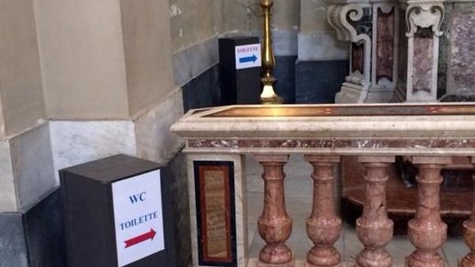 Cattedrale di Palermo, toilette dietro l'altare: l'incredulità dei turisti