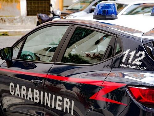 Fingono di essere carabinieri per rapinare un’abitazione della “Napoli bene”