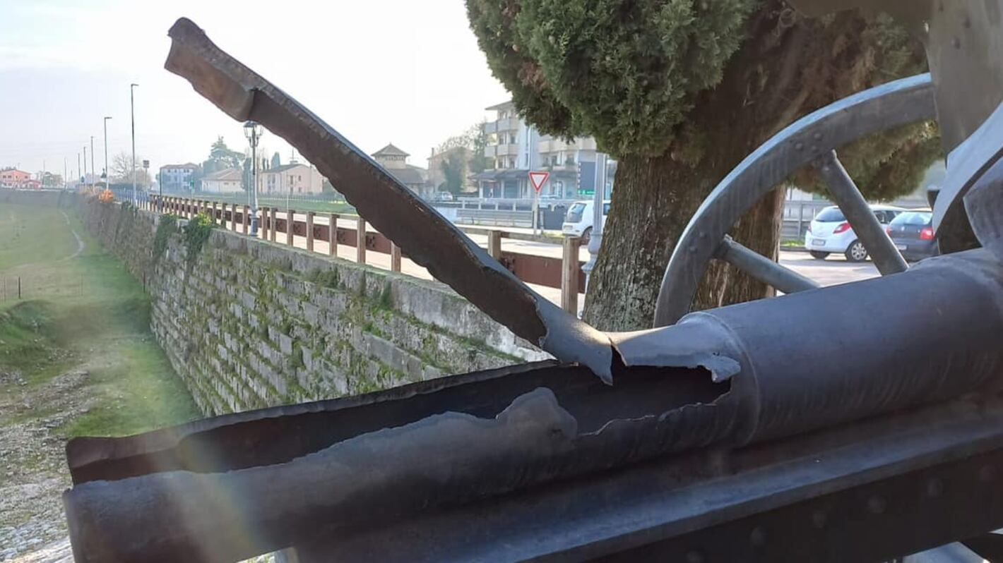 Il folle "gioco" dei ventenni: sfregiato il monumento ai caduti
