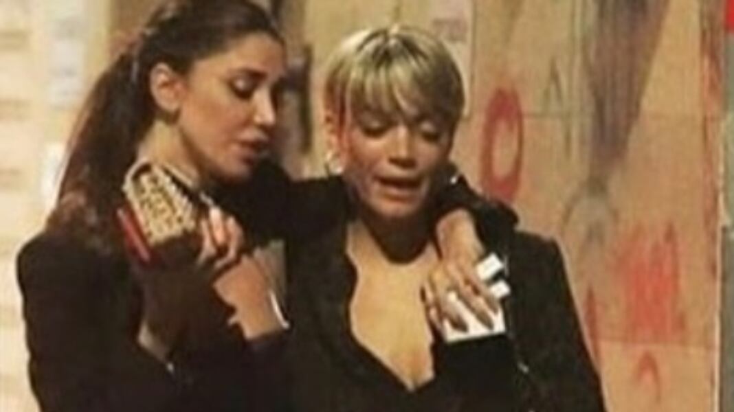 Belen bacia Stefano. Con loro c'è l'amica Elodie